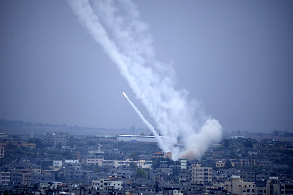 9일(현지시간) 팔레스타인 가자지구에서 무장 정파 하마스가 쏘아 올린 로켓탄이 이스라엘 지역으로 향하고 있다. 가자 AP 연합뉴스