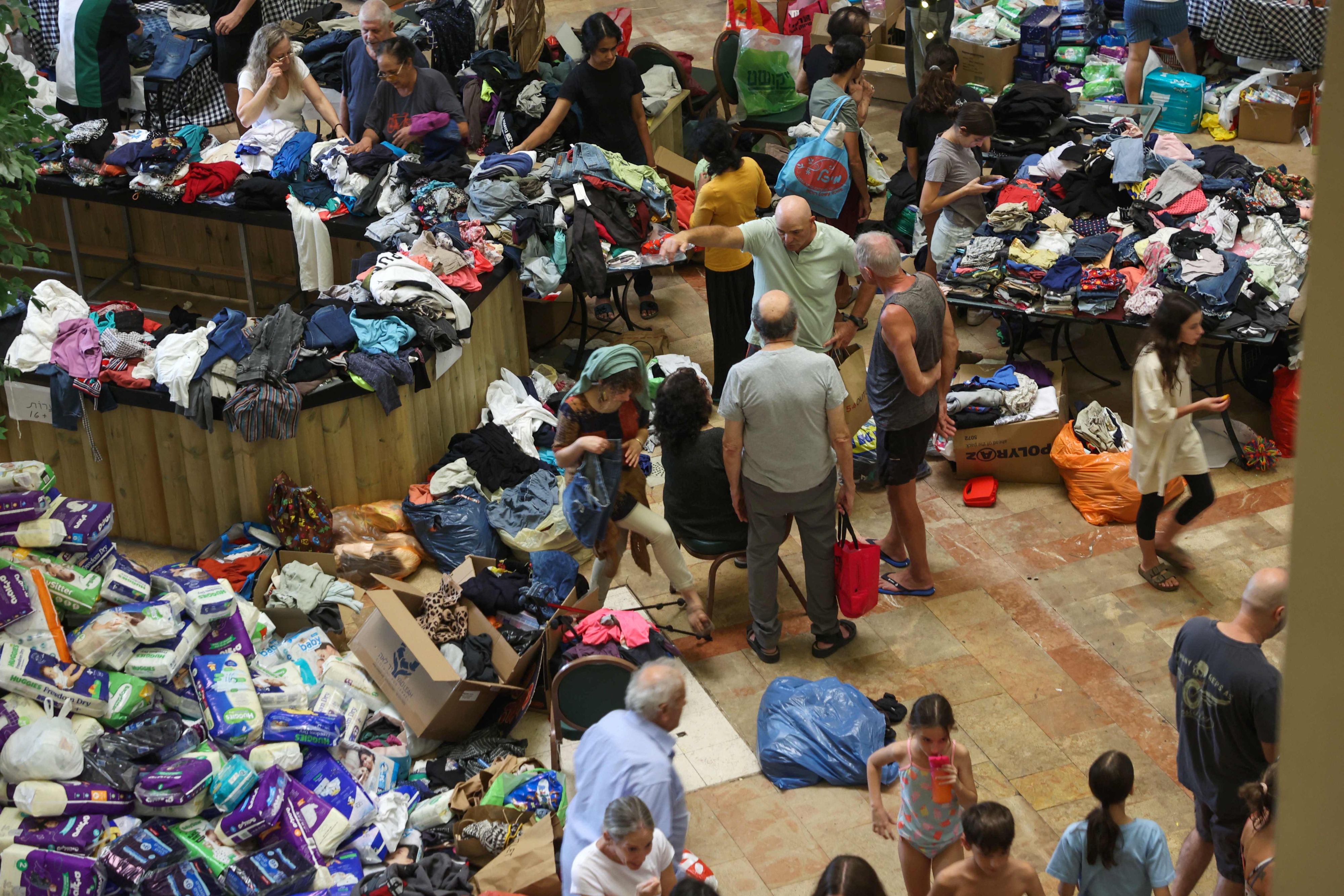 이스라엘 난민들이 기부받은 옷 한가득