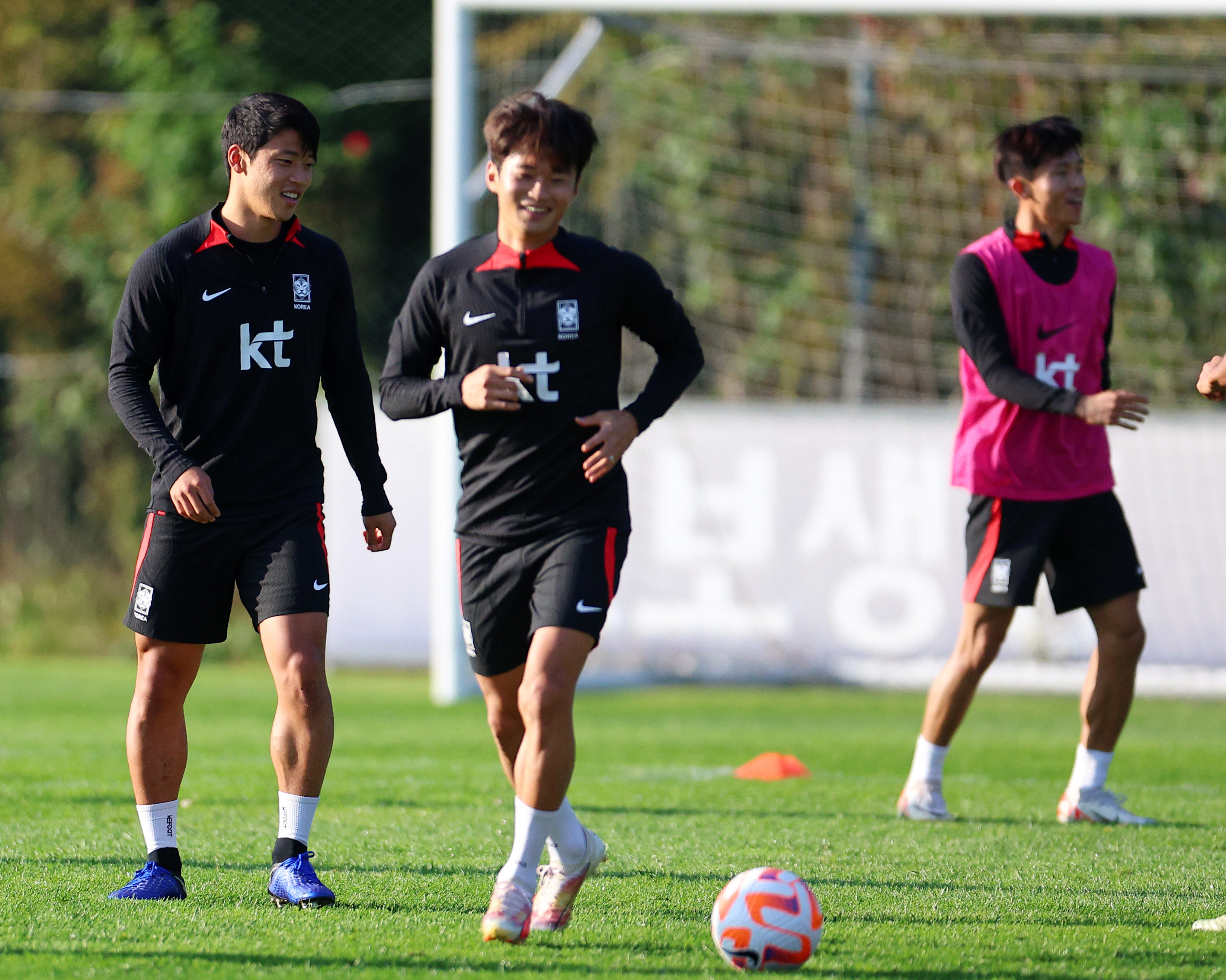 훈련하는 황희찬,김진수  10일 오후 경기도 파주NFC(축구대표팀 트레이닝센터)에서 열린 한국 축구대표팀 공개훈련에서 대표팀 선수들이 황희찬,김진수가 훈련하고 있다. 2023.10.10 연합뉴스