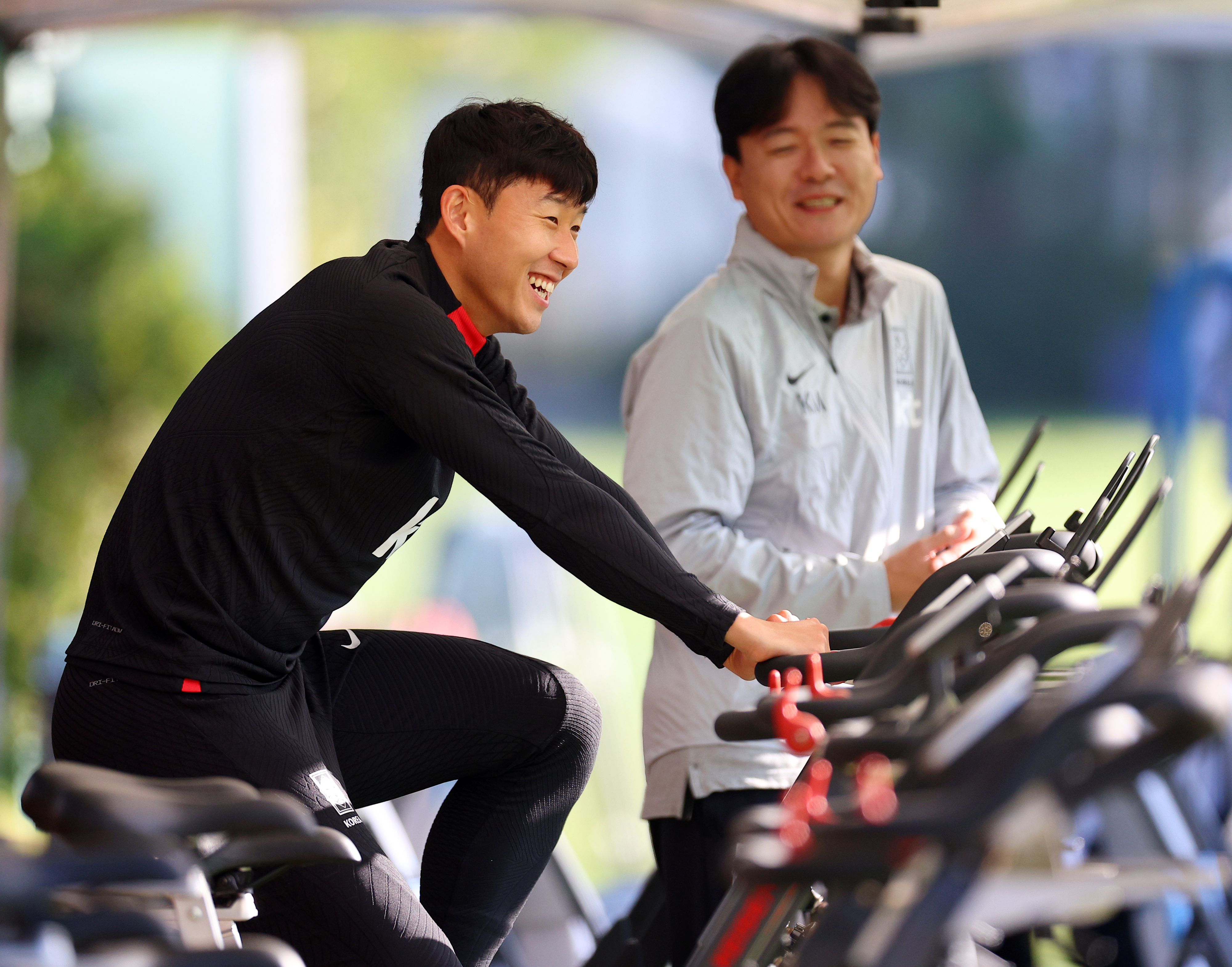 사이클 타며 몸 푸는 손흥민  10일 오후 경기 파주NFC(축구대표팀 트레이닝센터)에서 열린 한국 축구대표팀 공개훈련에서 대표팀 손흥민이 사이클을 타며 몸을 풀고 있다. 2023.10.10 연합뉴스