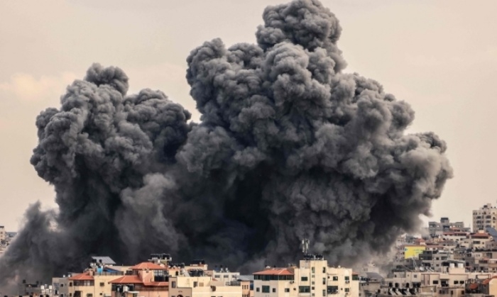 9일(현지시간) 팔레스타인 무장정파 하마스의 기습 공격에 대응한 이스라엘의 공습을 받은 가자 지구에서 검은 연기 기둥이 솟아 오르고 있다. AFP 연합뉴스