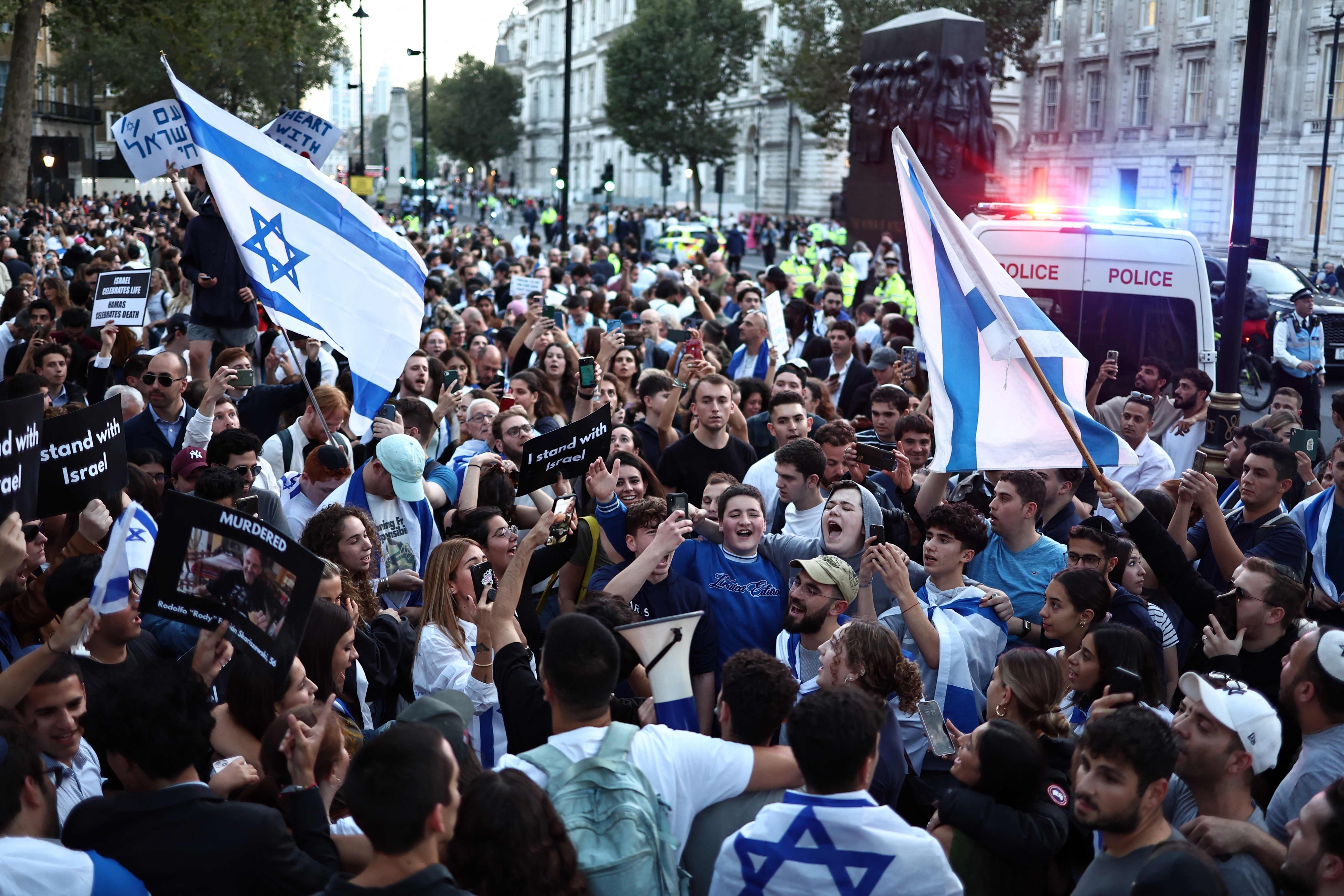 영국 런던 내 유대인 모임이 주최한 ‘이스라엘을 위한 철야기도’ 행사가 9일(현지시간) 총리 관저인 다우닝가 10번지 건너편에서 열리고 있다. 런던 AFP 연합뉴스