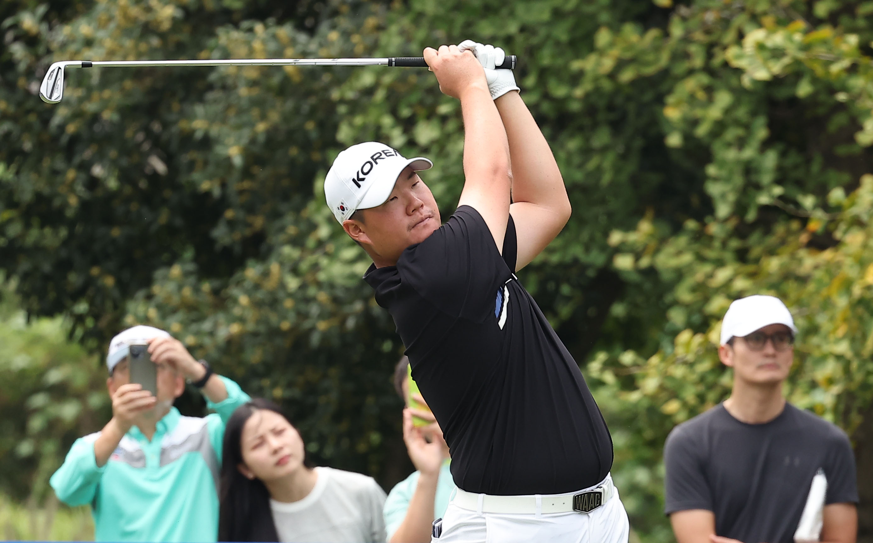 한국 골프 남자 대표팀 임성재가 1일 중국 항저우 서호 국제 골프코스에서 열린 2022 항저우 아시안게임 남자 골프 4라운드에서 티샷을 날리고 있다. 연합뉴스