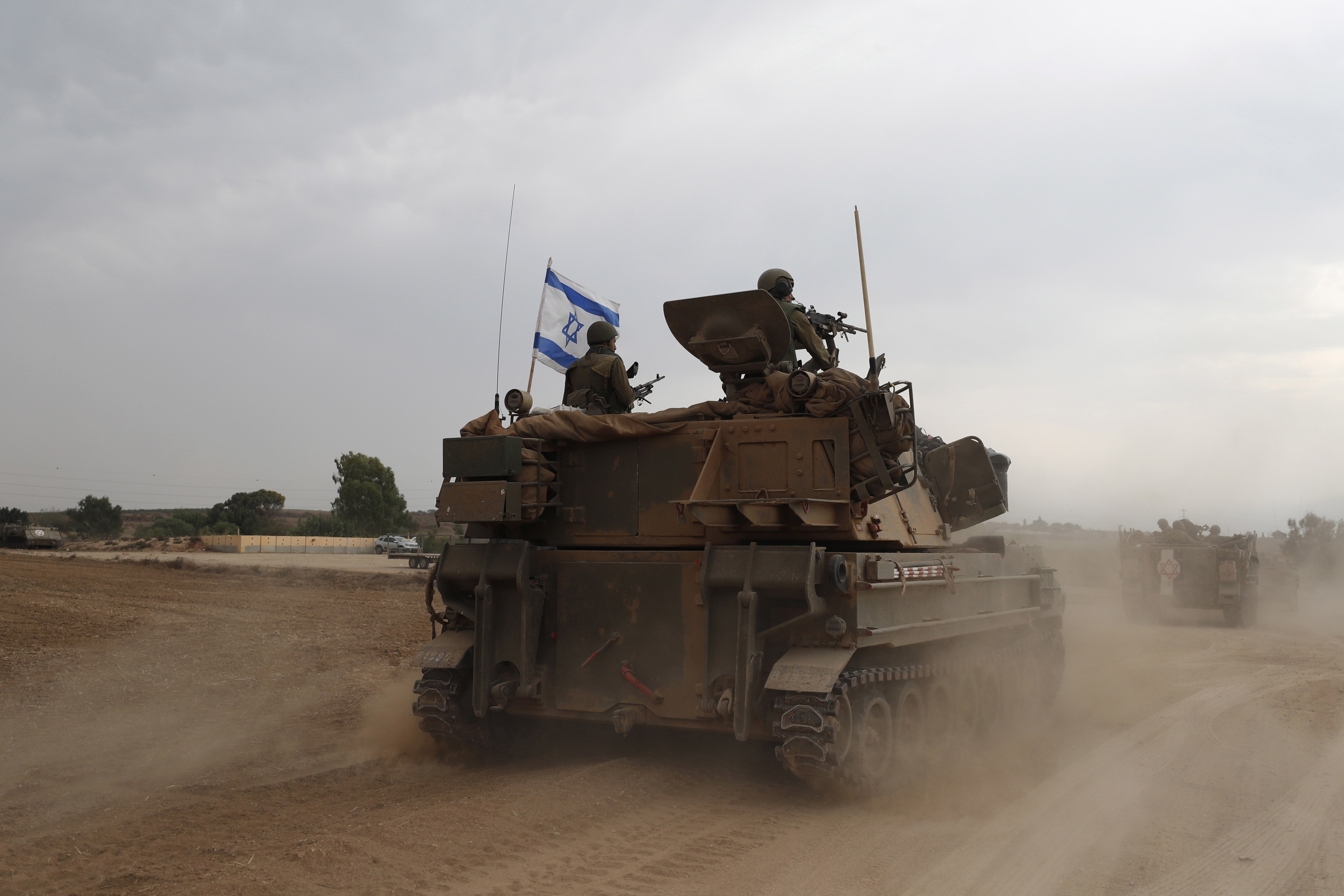 9일(현지시간) 이스라엘 남부 가자지구와의 국경 지역에서 군용 차량에 탄 이스라엘 군인들이 이동하고 있다. 2023.10.10.  EPA 연합뉴스