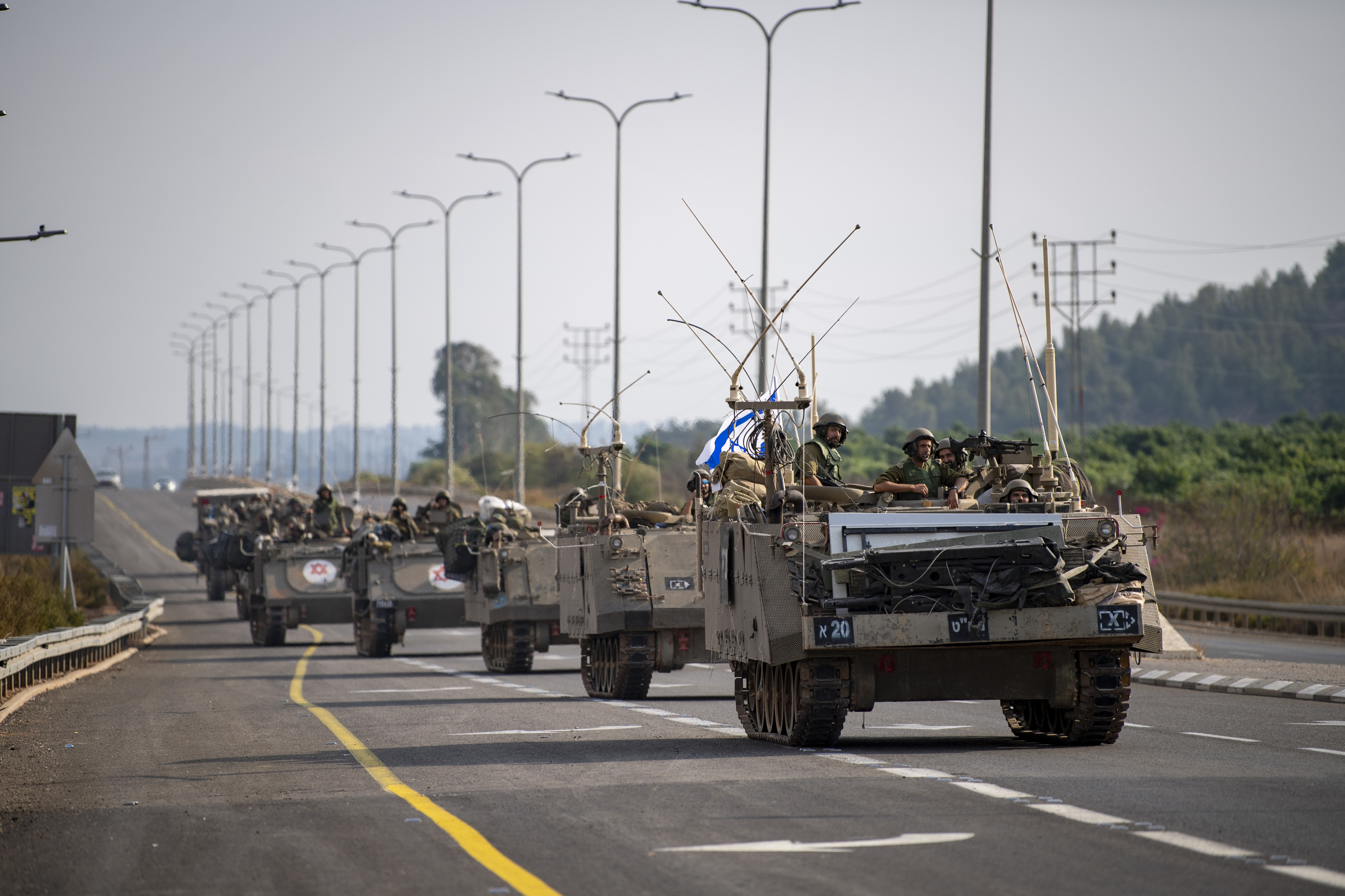 10일(현지시간) 이스라엘군이 레바논 국경 근처에서 보급품을 운반하고 있다. 2023.10.10 AP 연합뉴스