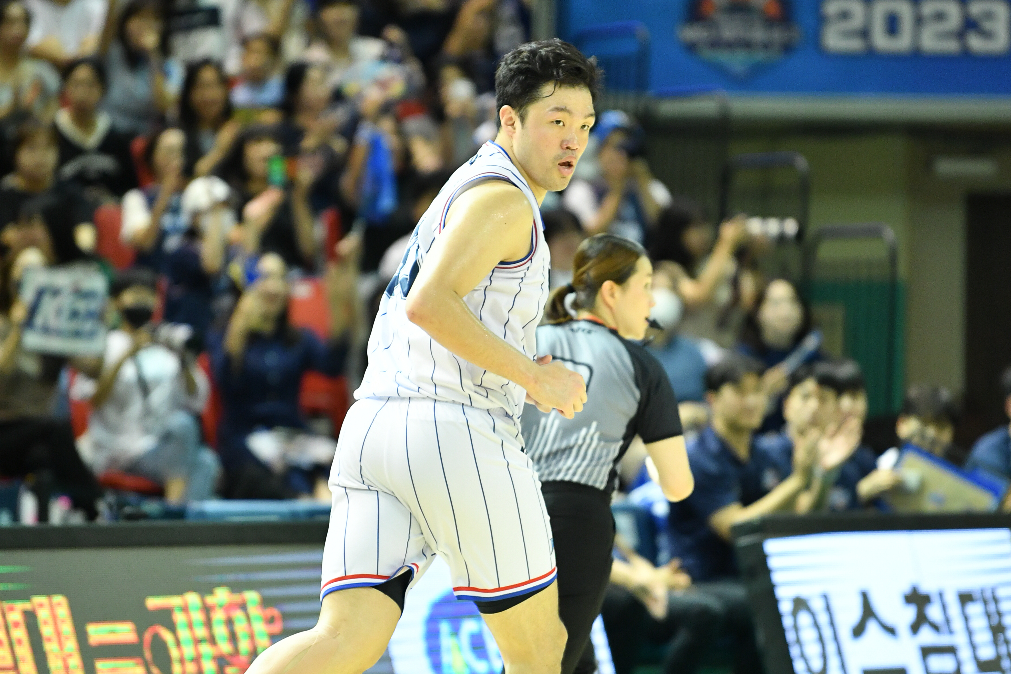 부산 KCC 이승현이 9일 전북 군산 월명체육관에서 진행된 KBL 컵대회 조별리그 대구 한국가스공사전에서 수비를 위해 백코트하고 있다. KBL 제공