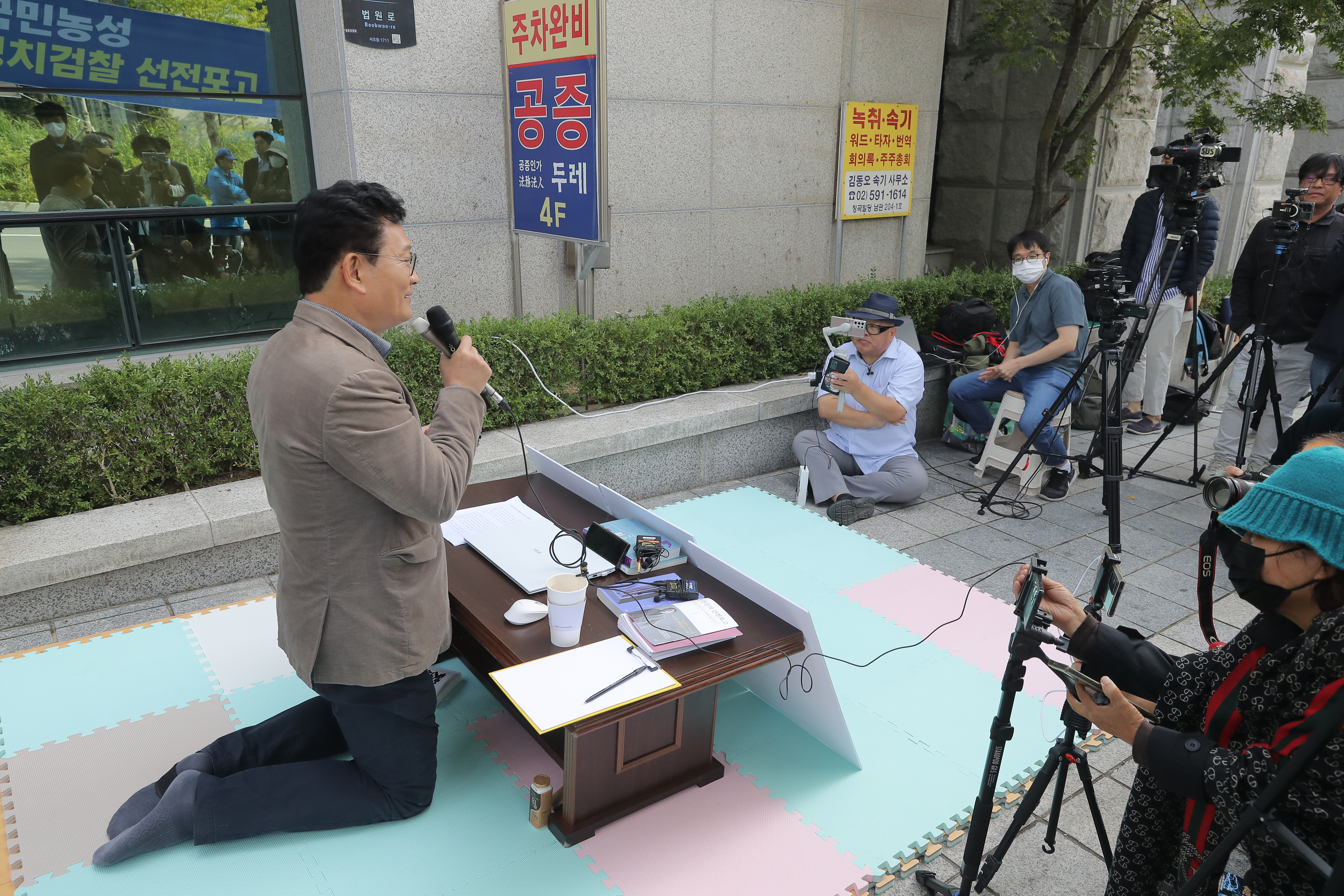 송영길 전 더불어민주당 대표가 11일 오전 서울 서초구 서울중앙지방검찰청 앞에 마련한 릴레이 농성장에서 검찰을 규탄하는 기자회견을 하고 있다.