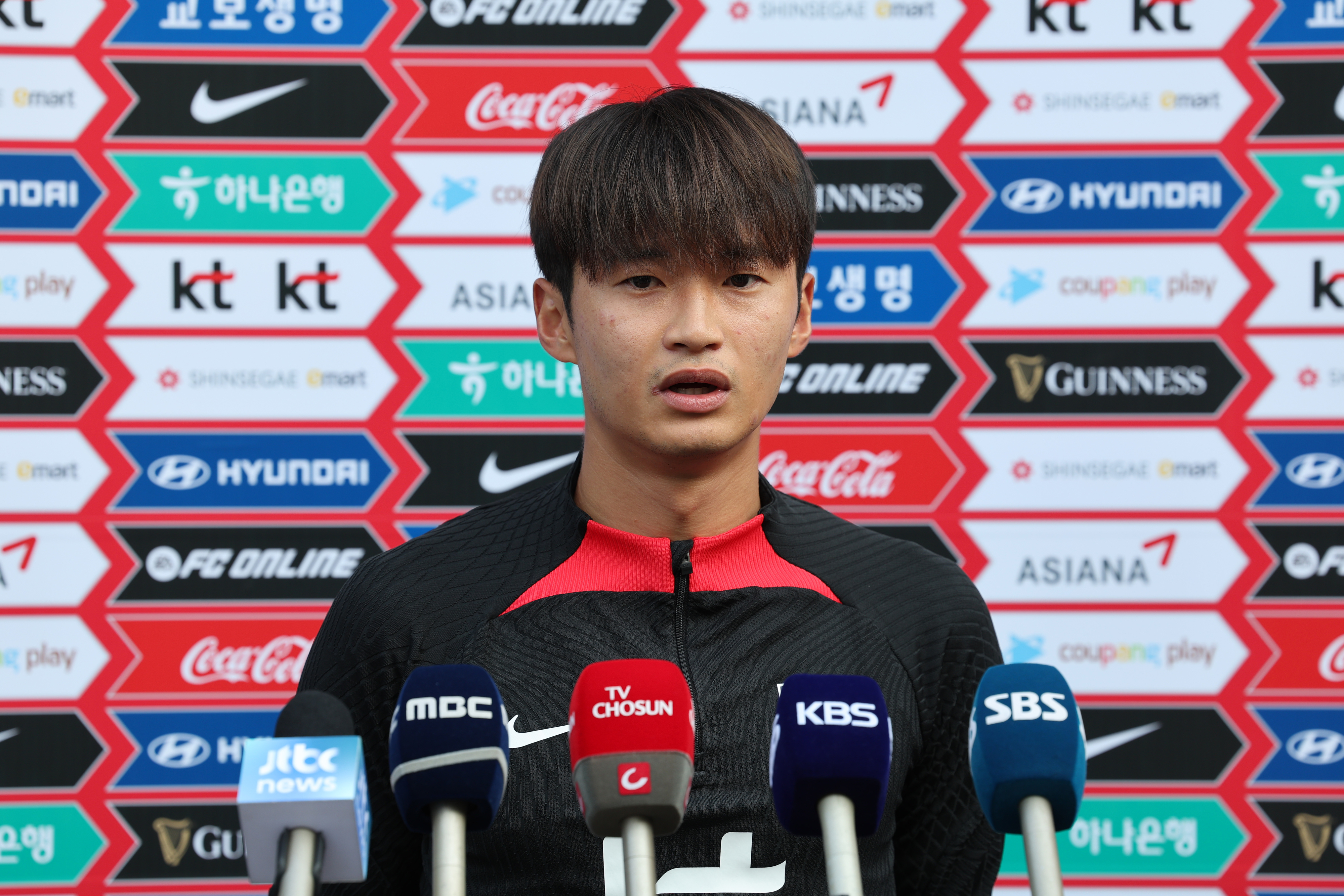 한국 축구 국가대표팀의 수비수 김진수와 김태환(아래)이 11일 경기도 파주 국가대표트레이닝센터(NFC)에서 대표팀 훈련을 치르기에 앞서 인터뷰하고 있다.