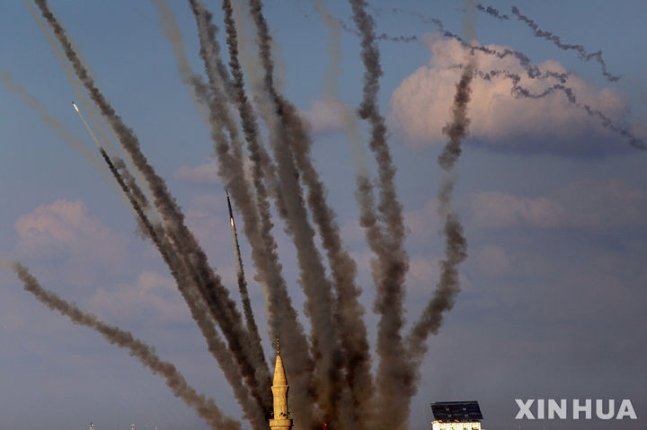 팔레스타인 무장 정파 하마스가 11일(현지시간) 이스라엘 수도 텔아비브 벤구리온 국제 공항을 향해 로켓을 발사했다고 밝혔다. 사진은 10일(현지시간) 팔레스타인 가자지구에서 이스라엘을 향해 로켓이 발사되는 모습. 2023.10.11. 신화=뉴시스