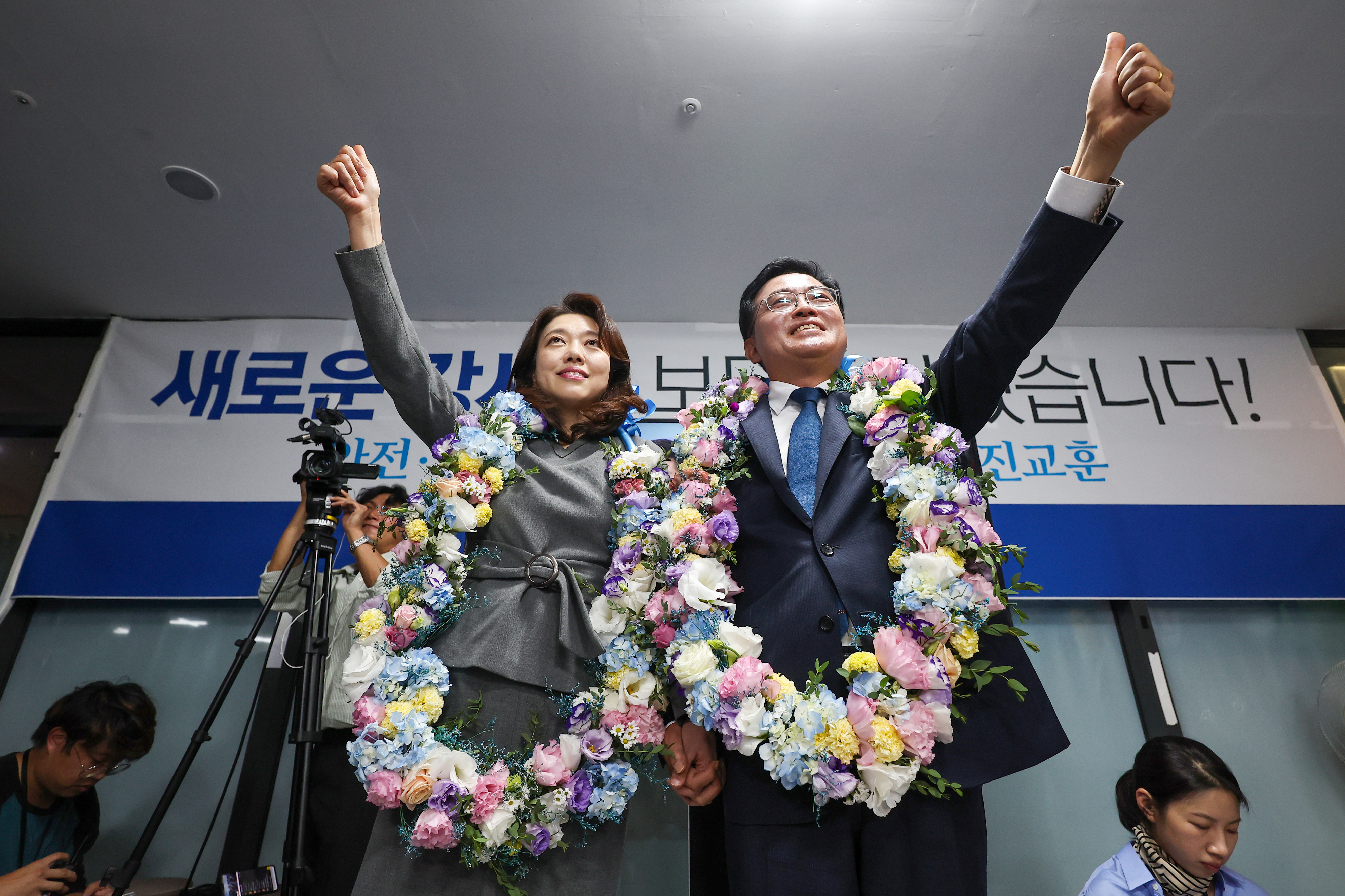 더불어민주당 진교훈 강서구청장 보궐선거 후보가 11일 오후 강서구 마곡동 캠프사무실에서 당선이 확실시되자 꽃목걸이를 걸고 기뻐하고 있다. 2023.10.11 연합뉴스