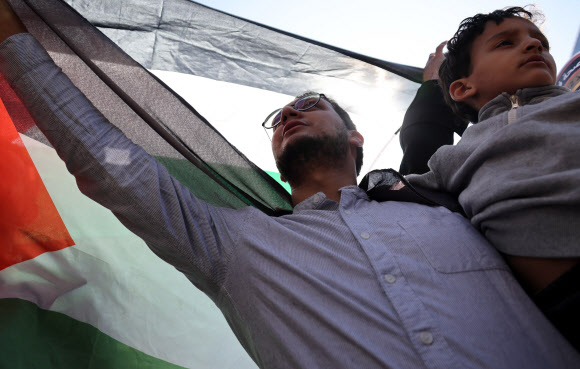 11일 서울 청계광장 인근에서 팔레스타인인과 시민단체 등이 참석한 가운데 팔레스타인 무장정파 하마스의 이스라엘 공격과 관련해 팔레스타인을 지지하는 집회가 열렸다. 참석자들이 구호를 외치고 있다. 2023.10.11 연합뉴스