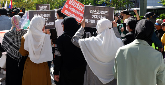 11일 서울 청계광장 인근에서 팔레스타인인과 시민단체 등이 참석한 가운데 팔레스타인 무장정파 하마스의 이스라엘 공격과 관련해 팔레스타인을 지지하는 집회가 열렸다.여성 참석자들이 구호를 외치고 있다. 2023.10.11 연합뉴스