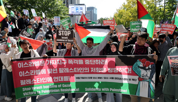 11일 서울 청계광장 인근에서 팔레스타인인과 시민단체 등이 참석한 가운데 팔레스타인 무장정파 하마스의 이스라엘 공격과 관련해 팔레스타인을 지지하는 집회가 열렸다. 참석자들이 집회를 마치고 행진하고 있다. 2023.10.11 연합뉴스