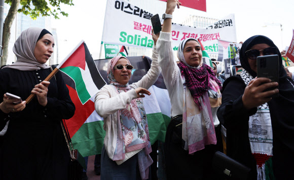 11일 서울 청계광장 인근에서 팔레스타인인과 시민단체 등이 참석한 가운데 팔레스타인 무장정파 하마스의 이스라엘 공격과 관련해 팔레스타인을 지지하는 집회가 열렸다. 참석자들이 집회를 마치고 행진하고 있다. 2023.10.11 연합뉴스