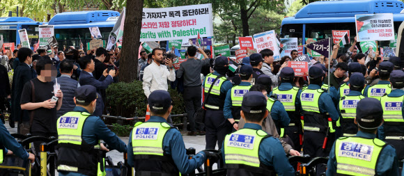 11일 서울 청계광장 인근에서 팔레스타인인과 시민단체 등이 참석한 가운데 팔레스타인 무장정파 하마스의 이스라엘 공격과 관련해 팔레스타인을 지지하는 집회가 열렸다. 집회 참석자들이 행진을 시작하자 경찰이 이스라엘 대사관 방향의 도로를 통제하고 있다. 2023.10.11 연합뉴스