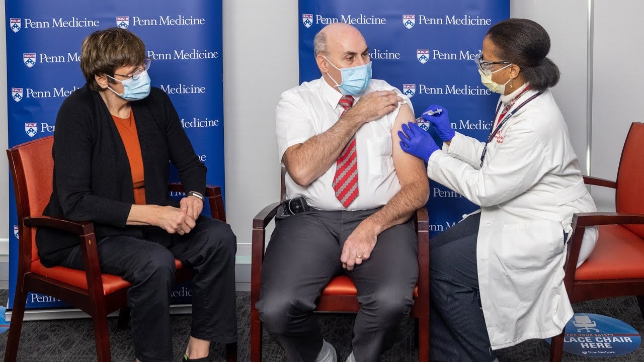 2023년 노벨 생리의학상 수상자인 커털린 커리코(왼쪽·68) 바이온텍 수석부사장과 드루 와이스먼(가운데·64) 미국 펜실베이니아대 의대 교수가 자신들이 개발한 mRNA 백신의 안전성을 증명하기 위해 2020년 12월 코로나19 백신을 처음 접종받고 있다.  미국 펜실베이니아대 의대 제공