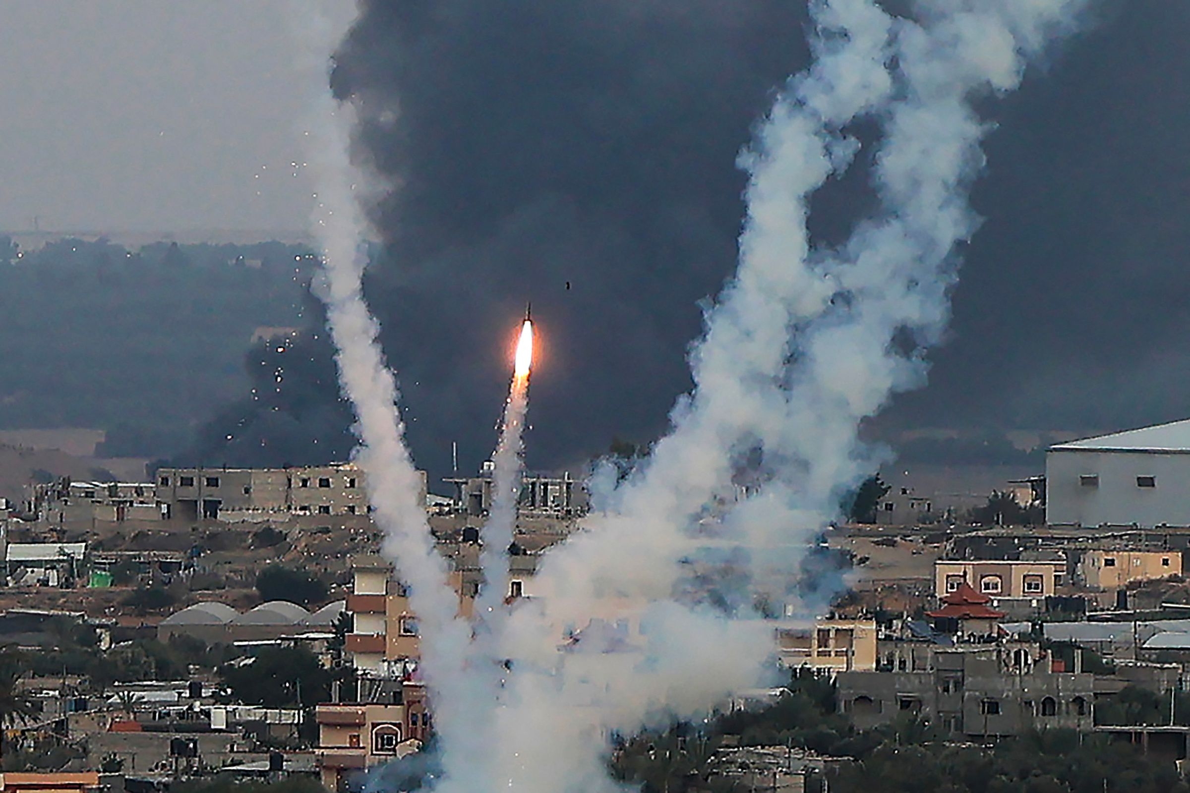 팔레스타인 무장정파 하마스가 11일(현지시간) 가자지구에서 이스라엘 쪽으로 로켓탄을 쏘고 있다. 2023.10.11 AFP 연합뉴스