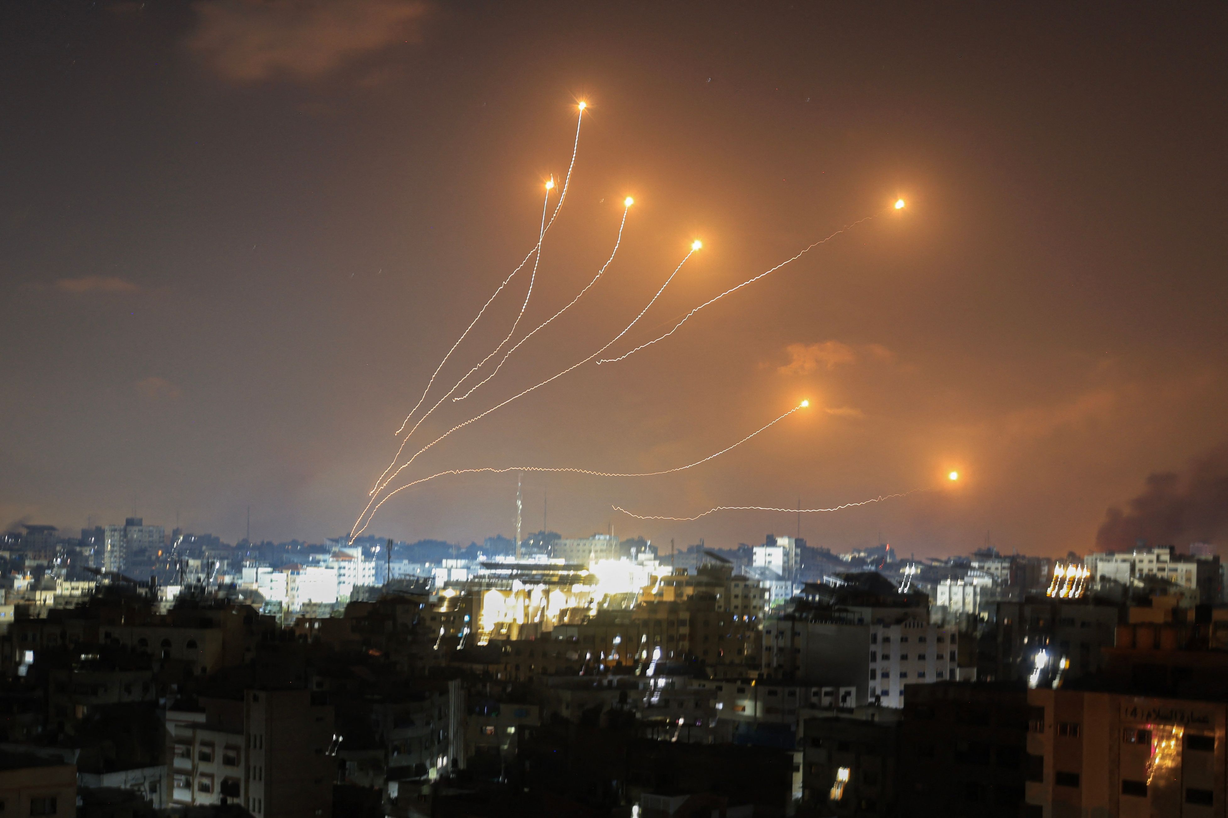 11일(현지시간) 이스라엘 아이언돔 방공시스템이 팔레스타인 가자지구에서 날아온 로켓에 대응하고 있다. 2023.10.11 AFP 연합뉴스