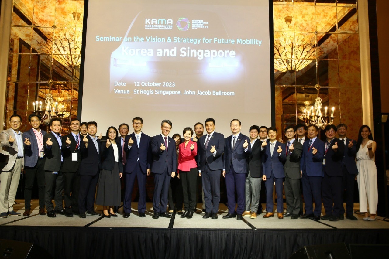 한국과 싱가포르 자동차 업계 관계자들이 12일 싱가포르 더 세인트 레지스 호텔에서 미래 모빌리티 비전 및 발전전략 세미나에 참석했다. 한국자동차모빌리티산업협회 제공