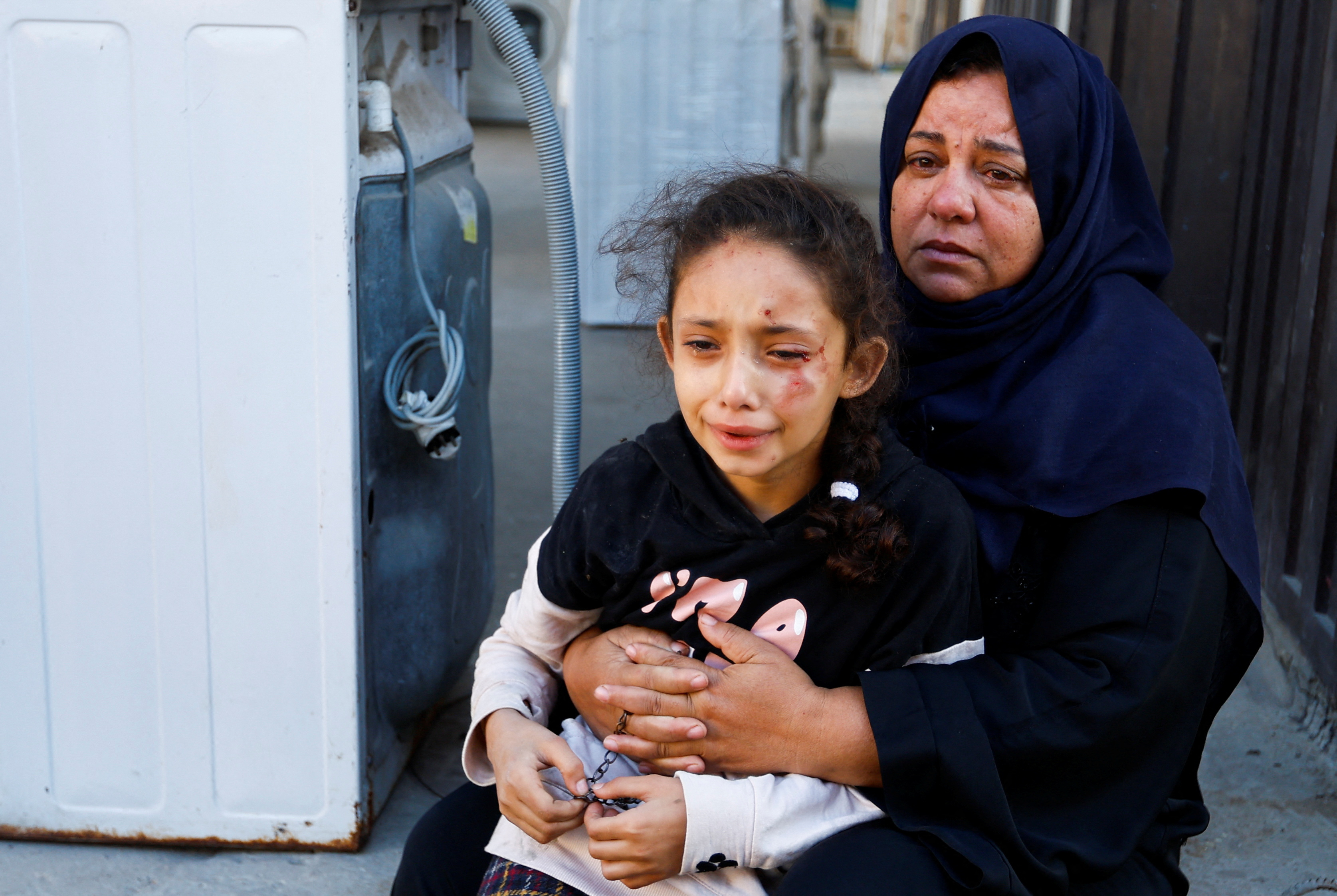 가자지구 남부 칸 유니스에 사는 팔레스타인 모녀가 12일(현지시간) 이스라엘의 무차별 공습으로 집을 잃은 뒤 울고 있다.  칸 유니스 로이터 연합뉴스