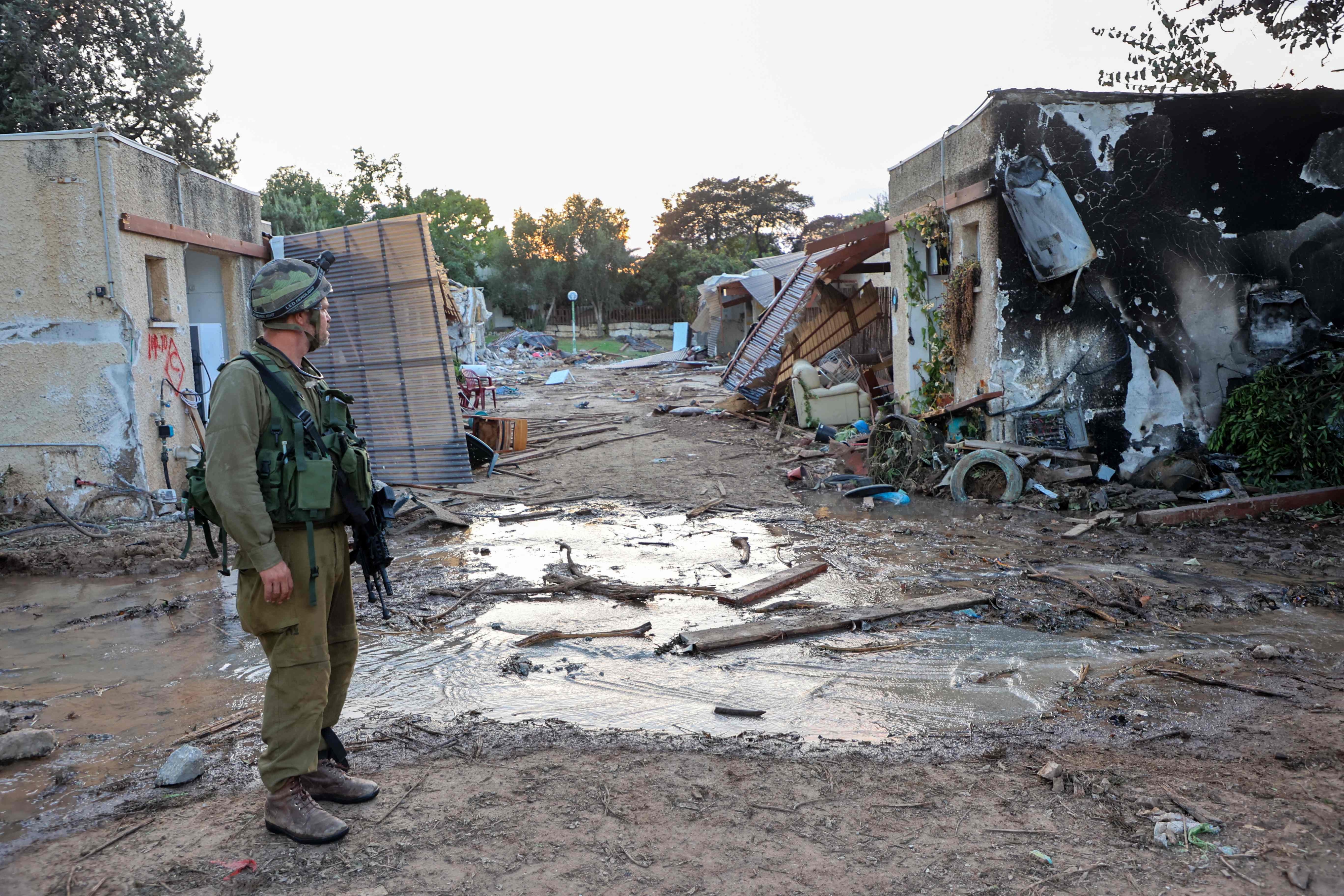 피습 집단농장 살피는 이스라엘 군인