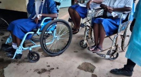 케냐 세인트 테레사 에레기 여자고등학교 학생들이 휠체어를 타고 병원으로 이동하고 있다. 카카메가 시 보건당국