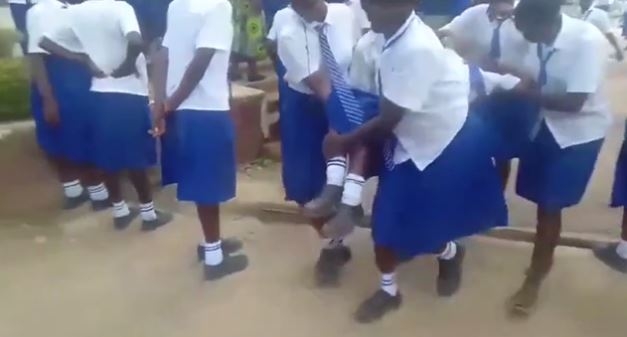케냐의 한 학교에서 여학생들이 집단으로 실신하는 사건의 원인이 ‘집단 히스테리’로 결론 났다. 데일리 메일 캡처