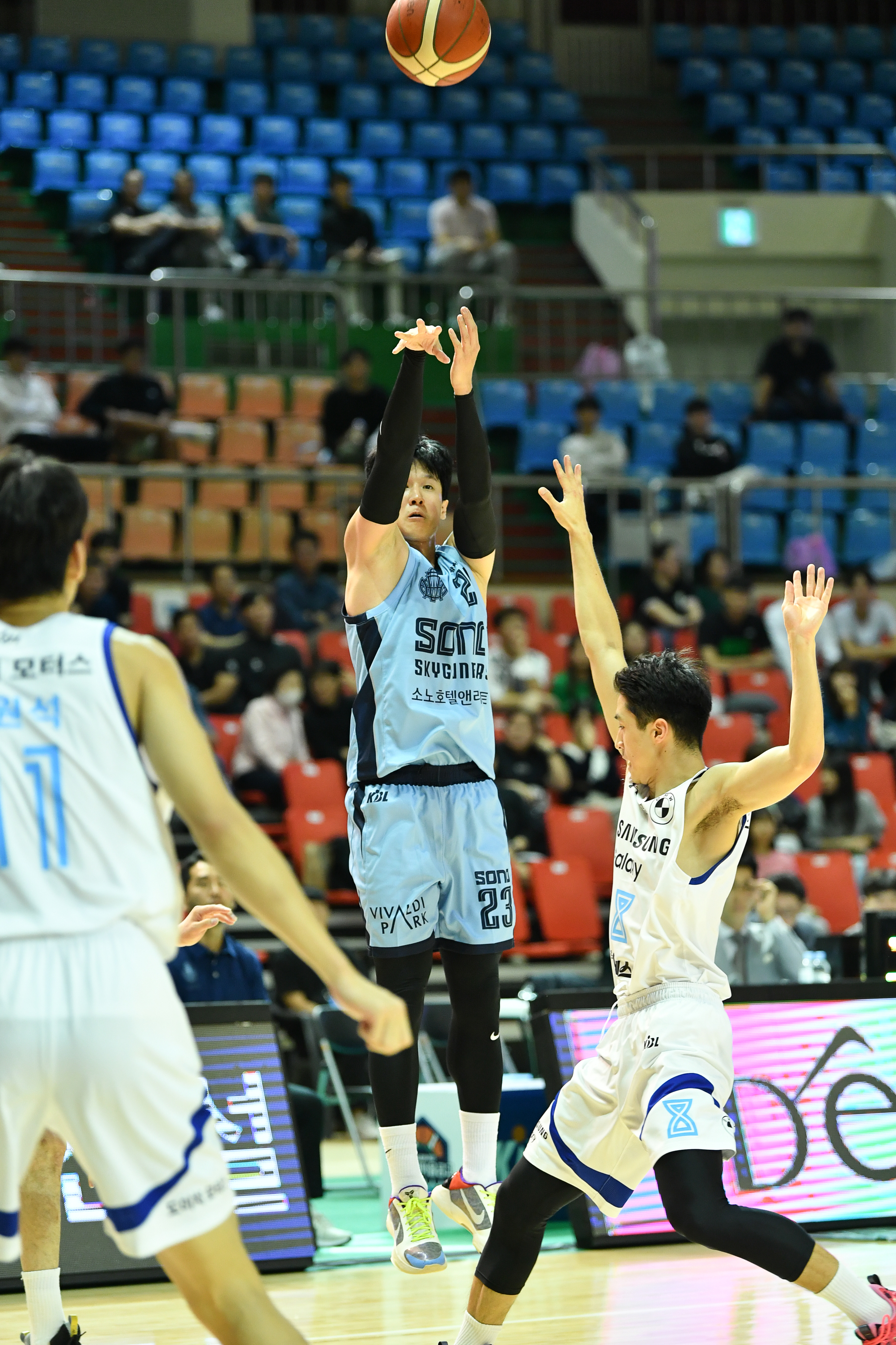 고양 소노 전성현이 10일 전북 군산월명체육관에서 열린 KBL 컵대회 조별리그 서울 삼성전에서 슛하고 있다. KBL 제공