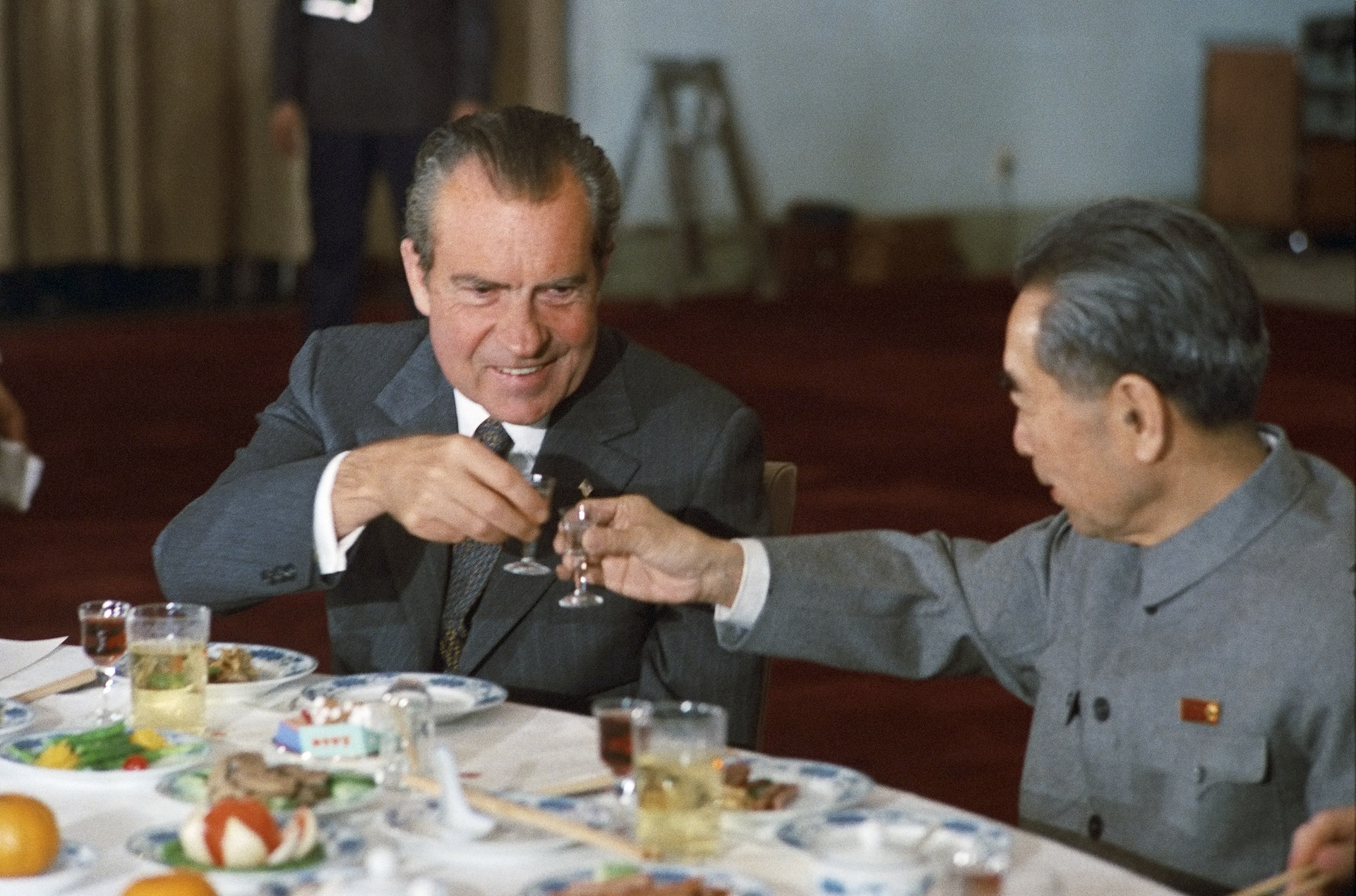 1972년 미중 공동성명 발표 후 리처드 닉슨(왼쪽) 전 미국 대통령과 저우언라이 전 총리가 마오타이주로 건배하고 있다. 3년 뒤 마오타이주는 ‘국주’(國酒)로 선언됐다. 따비 제공