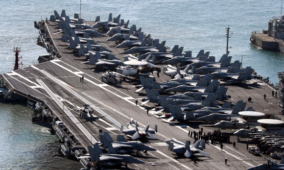 미국 해군의 핵추진 항공모함 ‘로널드 레이건함’(CVN-76)이 12일 부산 남구 해군작전사령부 부산작전기지에 입항하고 있다. ‘떠다니는 군사기지’로 불리는 이 항모는 길이 332.8m, 폭 77.8m 규모이며, 비행갑판의 면적은 축구장의 3배 크기다. 특히 FA-18(슈퍼호넷), F-35C 전투기 등 80여 대의 항공기를 탑재하고, 승조원도 6000여 명에 달한다. 2023.10.12.  뉴시스