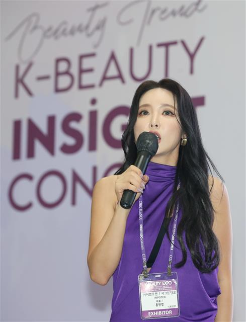 가수 홍진영이 12일 경기도 고양시 킨텍스에서 열린 ‘K뷰티엑스포’에서 뷰티 브랜드 ‘시크 블랑코’ 론칭 이벤트를 열고 인사를 하고 있다. 2023.10.12. 뉴스1