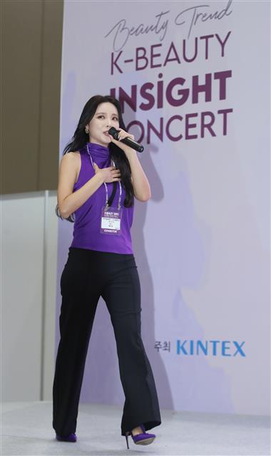 가수 홍진영이 12일 경기도 고양시 킨텍스에서 열린 ‘K뷰티엑스포’에서 뷰티 브랜드 ‘시크 블랑코’ 론칭 이벤트를 열고 화려한 공연을 선보이고 있다. 2023.10.12. 뉴스1