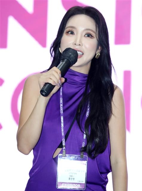가수 홍진영이 12일 경기도 고양시 킨텍스에서 열린 ‘K뷰티엑스포’에서 뷰티 브랜드 ‘시크 블랑코’ 론칭 이벤트를 열고 인사를 하고 있다. 2023.10.12. 뉴스1