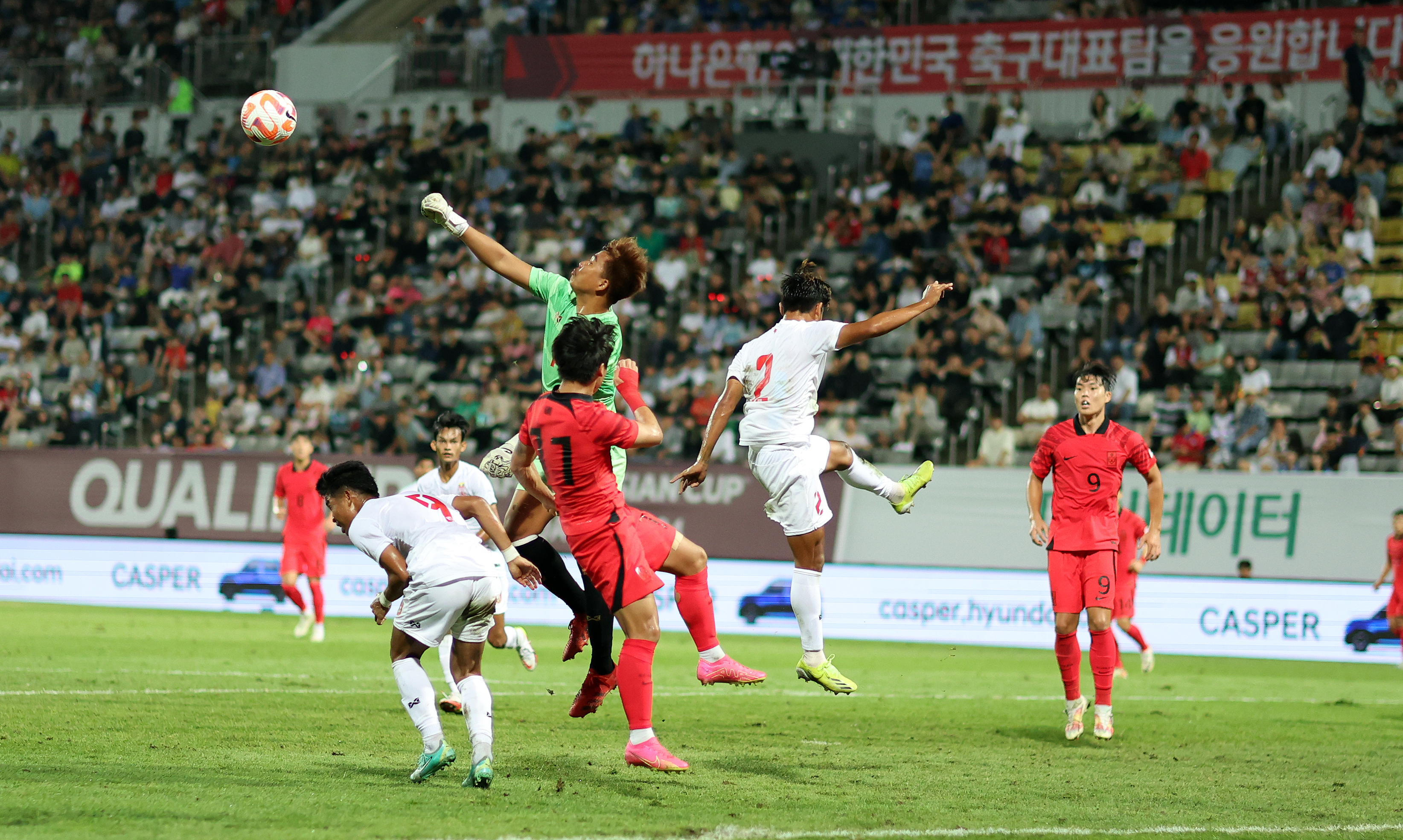 축구에서 최종 수비수인 골키퍼는 빠른 판단을 내려 실점을 막는 역할을 한다. 심리학자, 뇌신경과학자로 구성된 연구팀은 외부 자극 인식과 다감각 정보 처리 반응이 일반인은 물론 다른 포지션의 선수와도 다르다는 연구 결과를 내놨다.