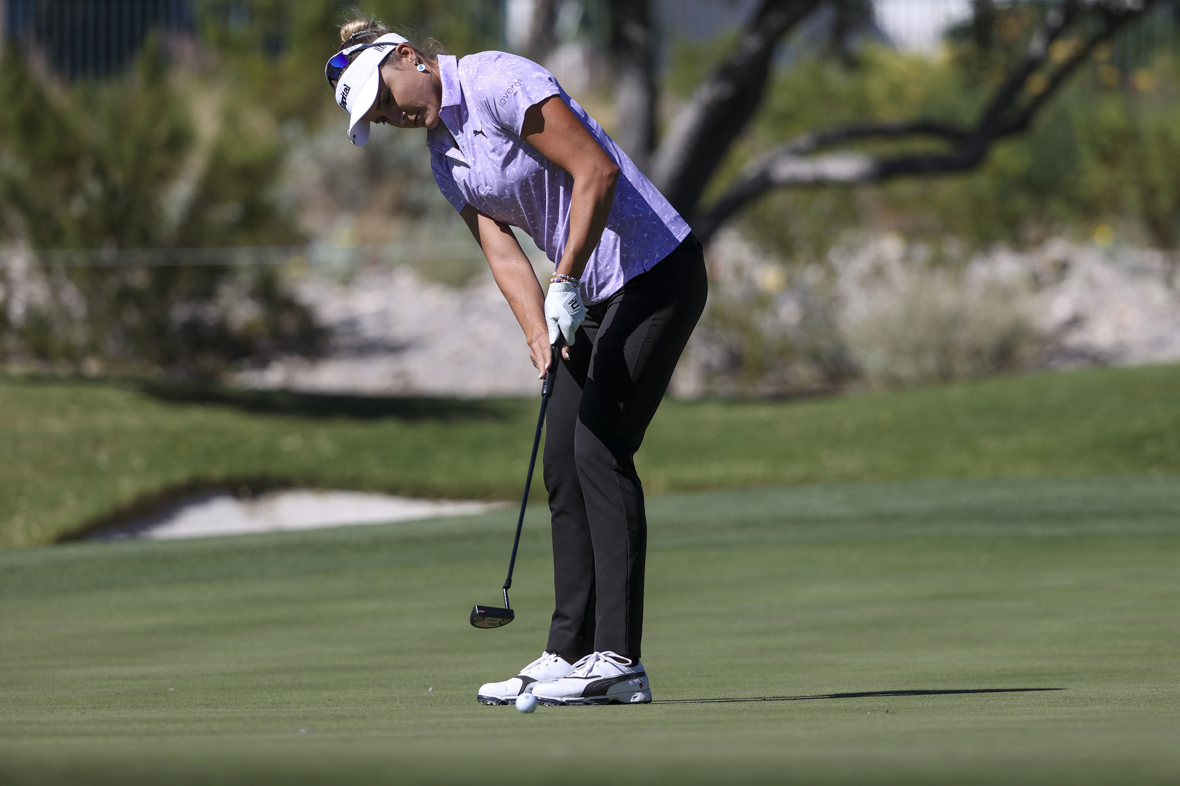 렉시 톰프슨이 13일(한국시간) PGA 투어 슈라이너스 칠드런스 오픈 1라운드 2번홀에서 퍼트를 하고 있다. AP  연합뉴스
