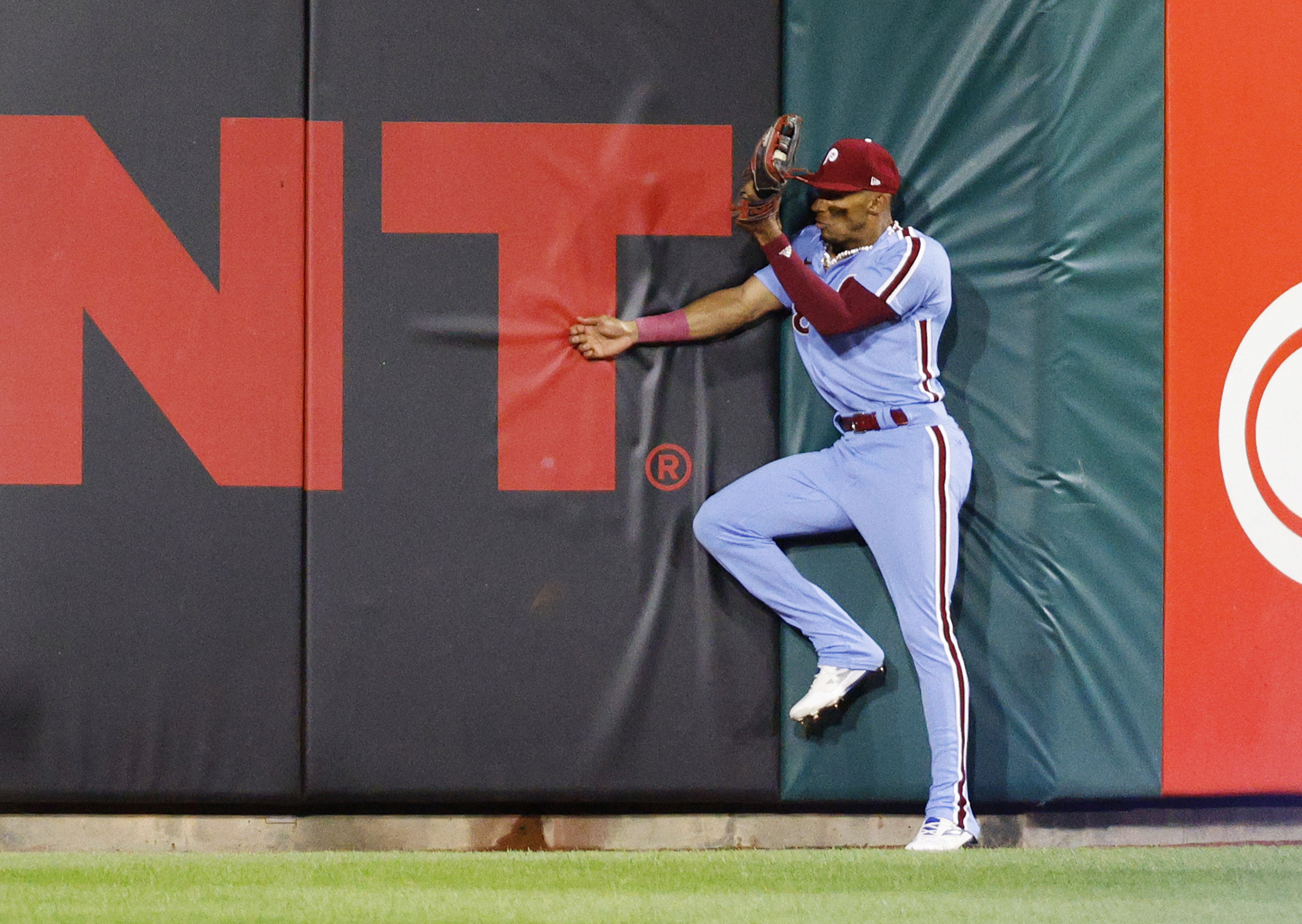 필라델피아의 호안 로하스가  13일 MLB 내셔널리그 디비전시리즈 3차전 7회초  2사 만루 상황에서 애틀랜타  로날드 야쿠냐 주니어가 때린 안타성 타구를 잡아내고 있다.. UPI 연합뉴스