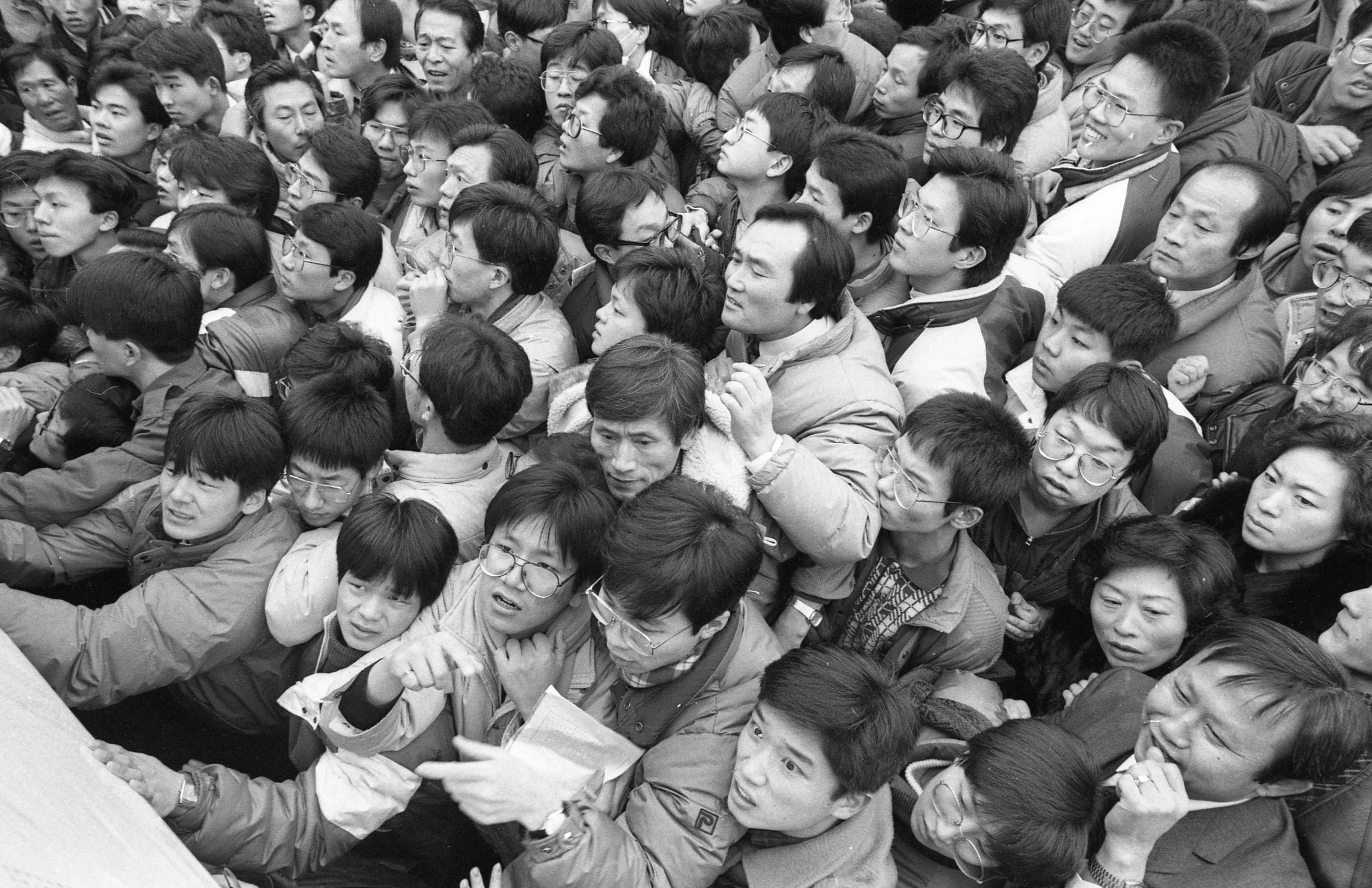 89년 서울대학교 운동장에 합격자 명단이 게시되자 응시생과 가족들이 이를 확인하기 위해 몰려들고 있다. 1989. 12. 28 서울신문 사진창고