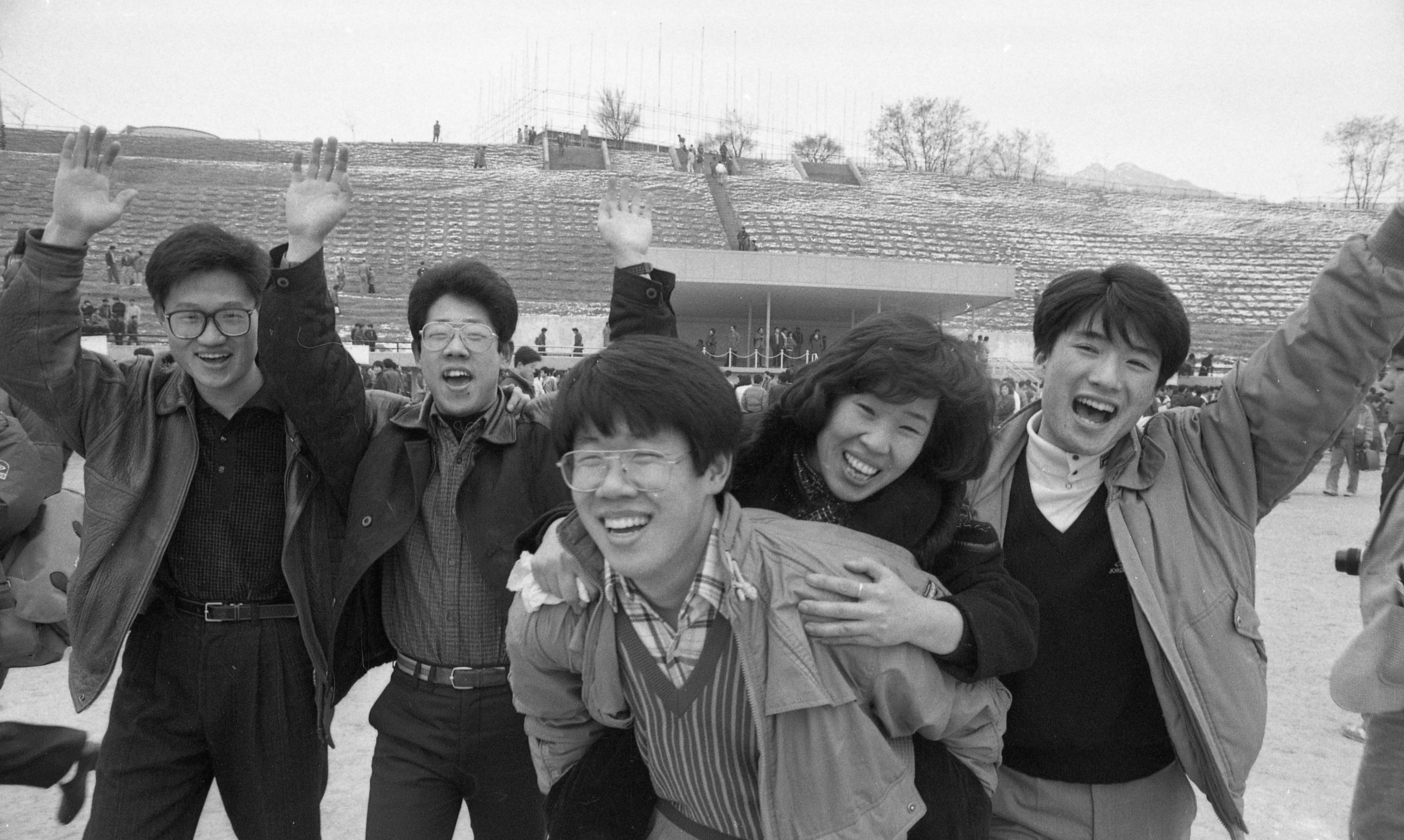 89년 서울대학교 운동장에 합격자 명단이 게시된 후 합격을 확인한 응시생과 가족들이 기뻐하고 있다.  1989. 12. 28 서울신문 사진창고