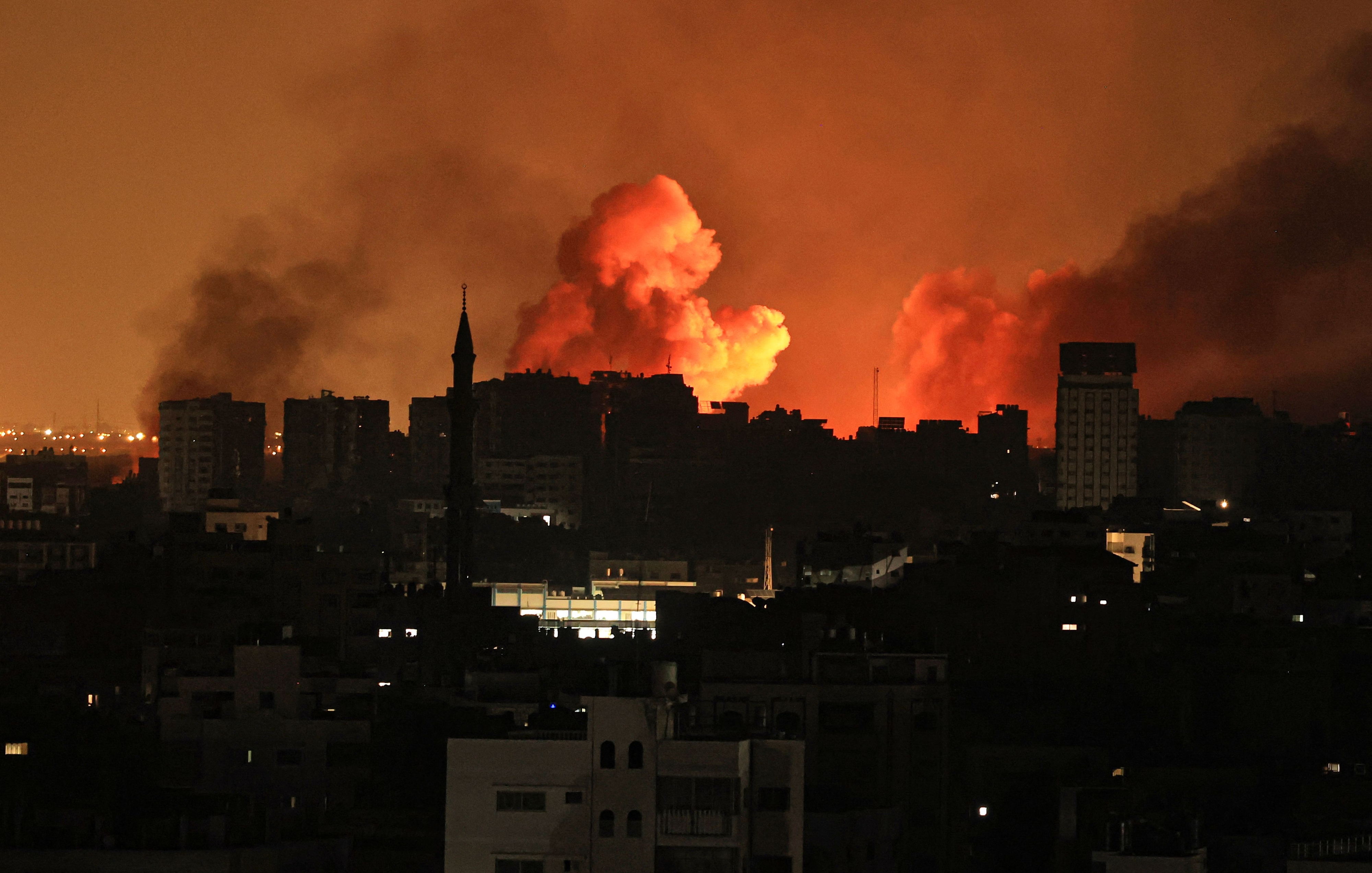이스라엘 공습 후 화염에 휩싸인 가자지구
