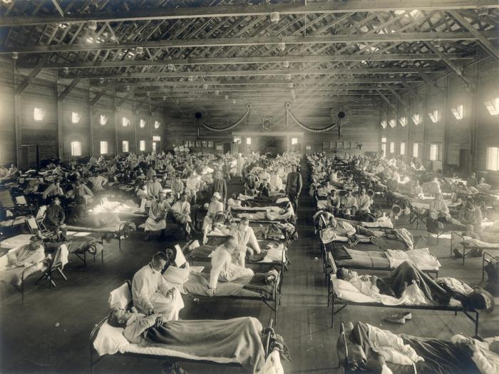 1918~1919년 유행한 일명 ‘스페인 독감’으로 전 세계에서 약 5000만 명이 사망한 것으로 알려져 있다. 스페인 독감으로 인한 사망자는 대부분 젊은이었다는 통념이 실제와는 다르고 감염병으로 인한 사망은 복잡한 요인들이 작용한다는 연구 결과가 나왔다. 당시 독감에 감염돼 격리된 군인들의 모습.  위키피디아 제공