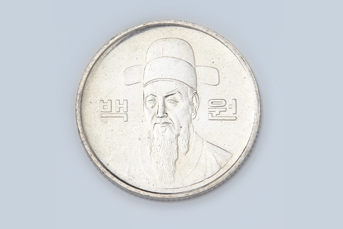 1983년부터 사용된 100원 주화.  한국은행 화폐박물관