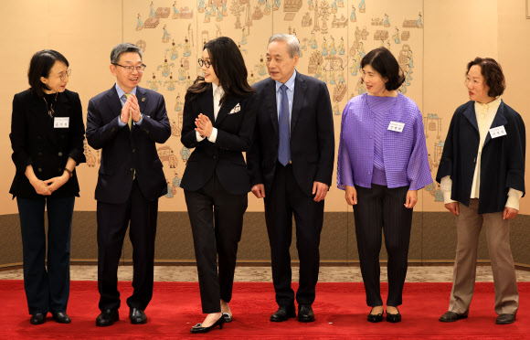 윤석열 대통령 부인 김건희 여사가 12일 서울 용산 대통령실 청사에서 열린 대한암협회 명예회장 추대행사에서 참석자들과 기념촬영을 마친 뒤 인사하고 있다. 2023.10.12. 대통령실 제공