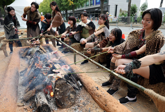 13일 오후 서울 강동구 암사동 유적 일대에서 열린 ‘제28회 강동선사문화축제’에서 선사 바베큐 체험이 진행되고 있다. 2023.10.13 연합뉴스