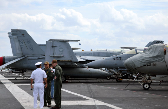 13일 오후 부산작전기지에 입항해 있는 로널드 레이건함 갑판에 슈퍼호넷(F/A-18)을 비롯해 전투기가 탑재돼 있다. 2023.10.13 연합뉴스
