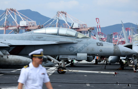 13일 오후 부산작전기지에 입항해 있는 로널드 레이건함 갑판에 슈퍼호넷(F/A-18)을 비롯해 전투기가 탑재돼 있다. 2023.10.13 연합뉴스