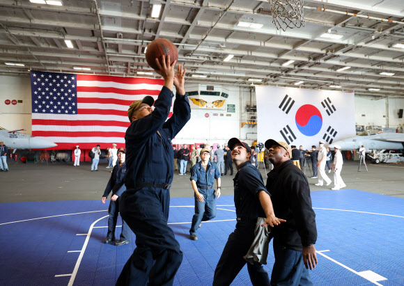 13일 오후 부산작전기지에 입항해 있는 로널드 레이건함 격납고에서 장병들이 농구를 하고 있다. 2023.10.13 연합뉴스