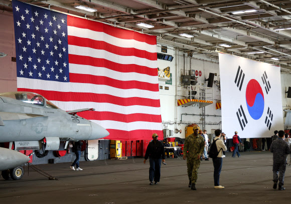 13일 오후 부산작전기지에 입항해 있는 로널드 레이건함 격납고에 성조기와 태극기가 나란히 걸려 있다. 2023.10.13 연합뉴스