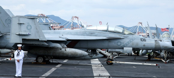 13일 오후 부산작전기지에 입항해 있는 로널드 레이건함 갑판에 슈퍼호넷(F/A-18)을 비롯해 전투기가 탑재돼 있다. 2023.10.13 연합뉴스