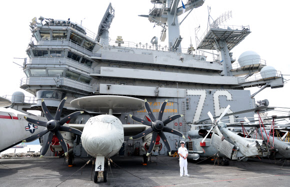 13일 오후 부산작전기지에 입항해 있는 로널드 레이건함 갑판에 E-2D 조기경보기와 MH-60 시호크 헬기가 탑재돼 있다. 2023.10.13 연합뉴스