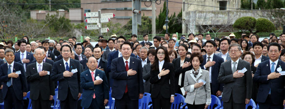 윤석열 대통령과 부인 김건희 여사가 13일 전남 목포 공생원에서 열린 공생복지재단 설립 95주년 기념식에서 국기에 경례하고 있다. 2023.10.13. 대통령실통신사진기자단